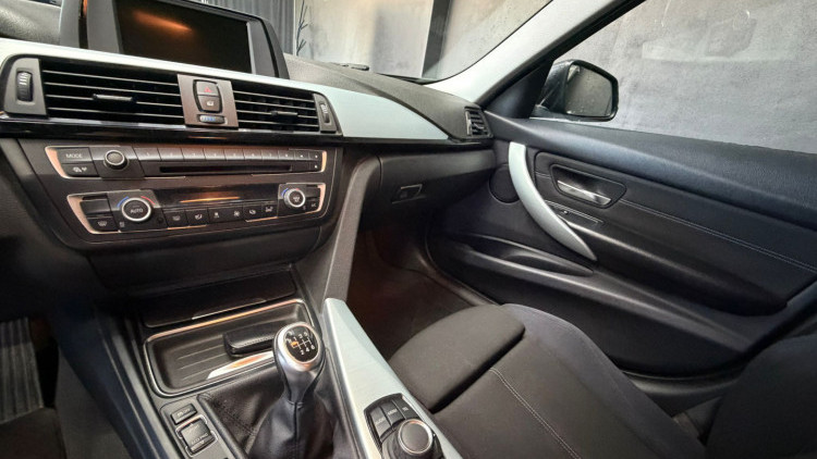 BMW S&eacute;rie 3 - 318 d Line Sport