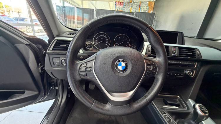 BMW S&eacute;rie 3 - 318 d Line Sport