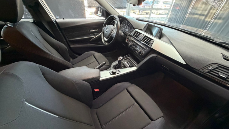 BMW S&eacute;rie 3 - 318 d Line Sport